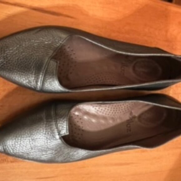 Leather Grey-Green Shimmer Ballet Flats NWOT - Picture 4 of 8